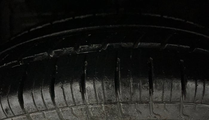 2017 Maruti Swift LXI (O), Petrol, Manual, 30,150 km, Left Front Tyre Tread