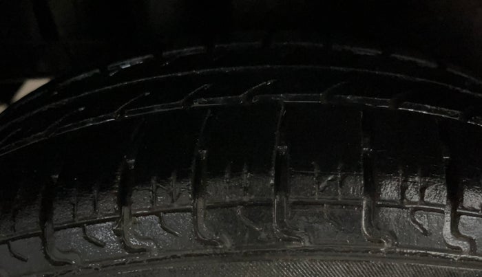 2017 Maruti Swift LXI (O), Petrol, Manual, 30,150 km, Right Rear Tyre Tread