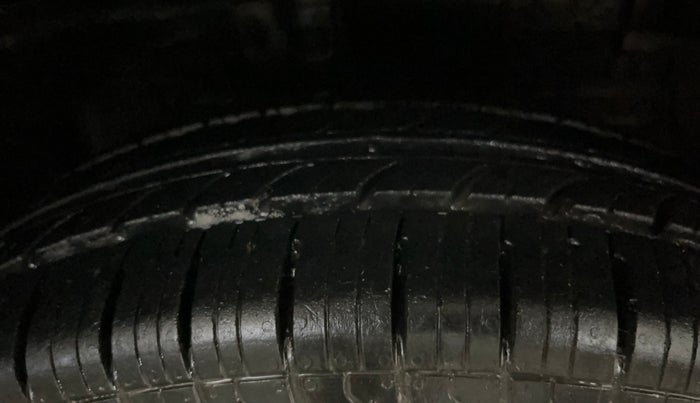 2017 Maruti Swift LXI (O), Petrol, Manual, 30,150 km, Right Front Tyre Tread