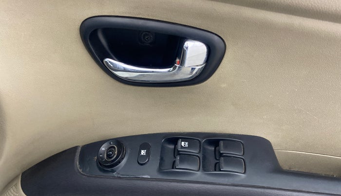 2013 Hyundai i10 SPORTZ 1.2, Petrol, Manual, 82,578 km, Driver Side Door Panels Control