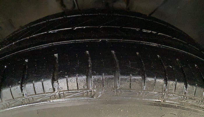 2016 Hyundai Elite i20 MAGNA 1.2, CNG, Manual, 61,101 km, Right Front Tyre Tread