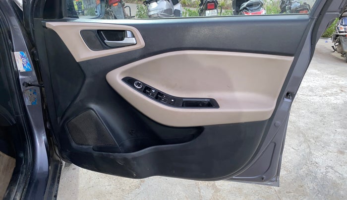 2016 Hyundai Elite i20 MAGNA 1.2, CNG, Manual, 61,101 km, Driver Side Door Panels Control