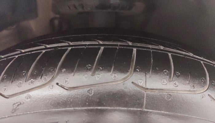 2018 Volkswagen Ameo HIGHLINE PLUS 1.5L AT 16 ALLOY, Diesel, Automatic, 20,310 km, Right Front Tyre Tread