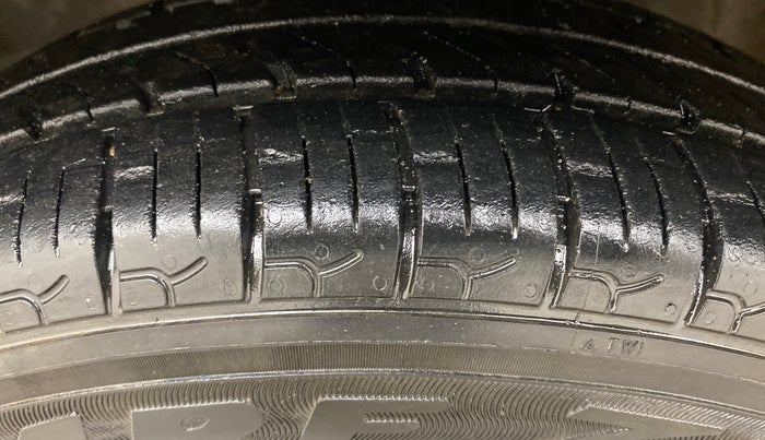 2015 Maruti Alto 800 LXI, Petrol, Manual, 33,898 km, Left Front Tyre Tread