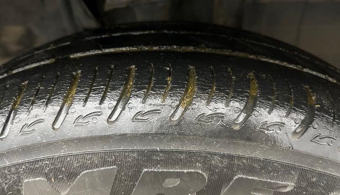 2020 Renault TRIBER RXZ AMT, Petrol, Automatic, 52,492 km, Right Front Tyre Tread