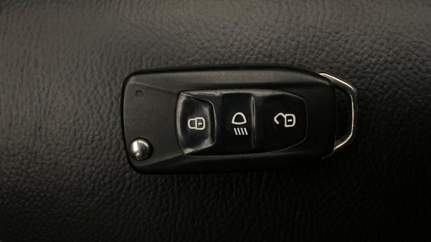 2021 Tata NEXON XM SUNROOF PETROL, Petrol, Manual, 42,861 km, Key Close Up