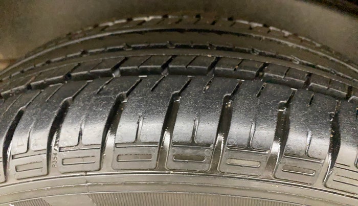 2015 Toyota Innova 2.5 VX 7 STR, Diesel, Manual, 94,717 km, Left Rear Tyre Tread