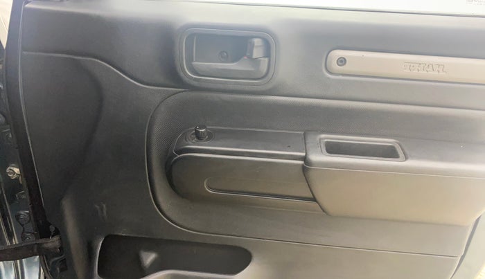 2022 Mahindra Thar LX D AT 4WD HT, Diesel, Automatic, 50,778 km, Driver Side Door Panels Control