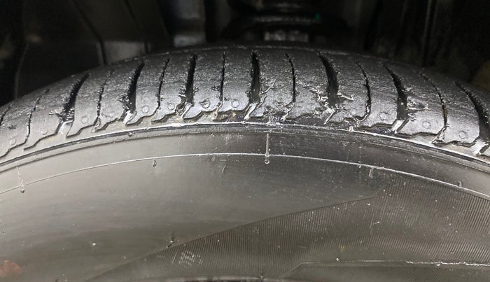 2021 Renault TRIBER RXZ DUAL TONE, Petrol, Manual, 25,482 km, Left Front Tyre Tread