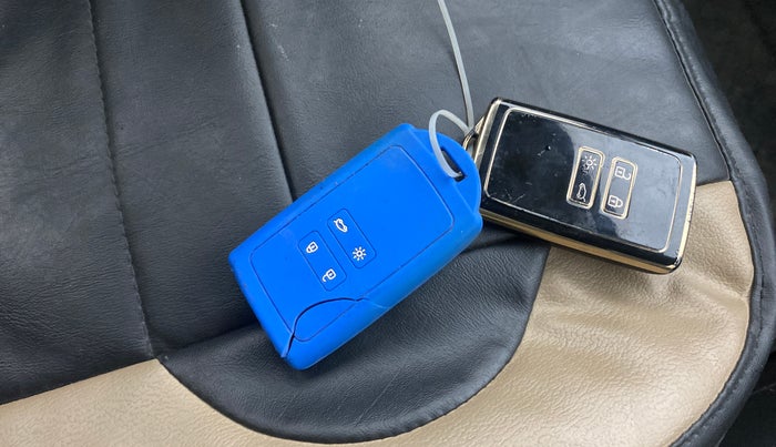 2021 Renault TRIBER RXZ DUAL TONE, Petrol, Manual, 25,482 km, Key Close Up