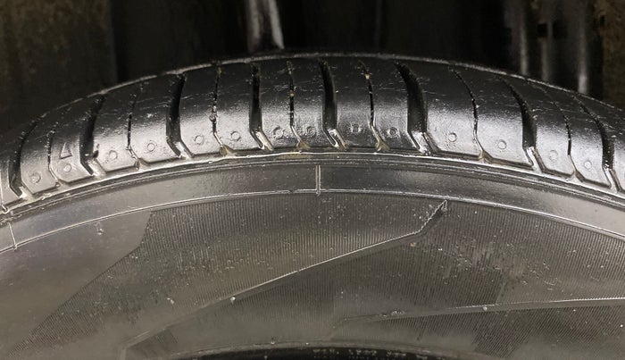 2021 Renault TRIBER RXZ DUAL TONE, Petrol, Manual, 25,482 km, Right Rear Tyre Tread