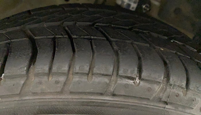 2013 Honda Brio S MT, Petrol, Manual, 91,080 km, Right Rear Tyre Tread