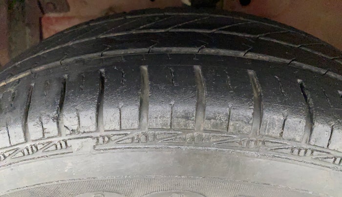 2013 Maruti Swift VXI, Petrol, Manual, 61,817 km, Left Front Tyre Tread