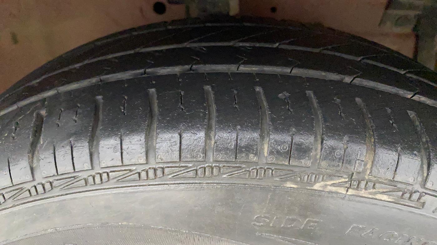2013 Maruti Swift VXI, Petrol, Manual, 61,817 km, Right Front Tyre Tread