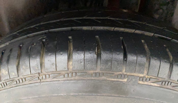 2013 Maruti Swift VXI, Petrol, Manual, 61,817 km, Left Rear Tyre Tread