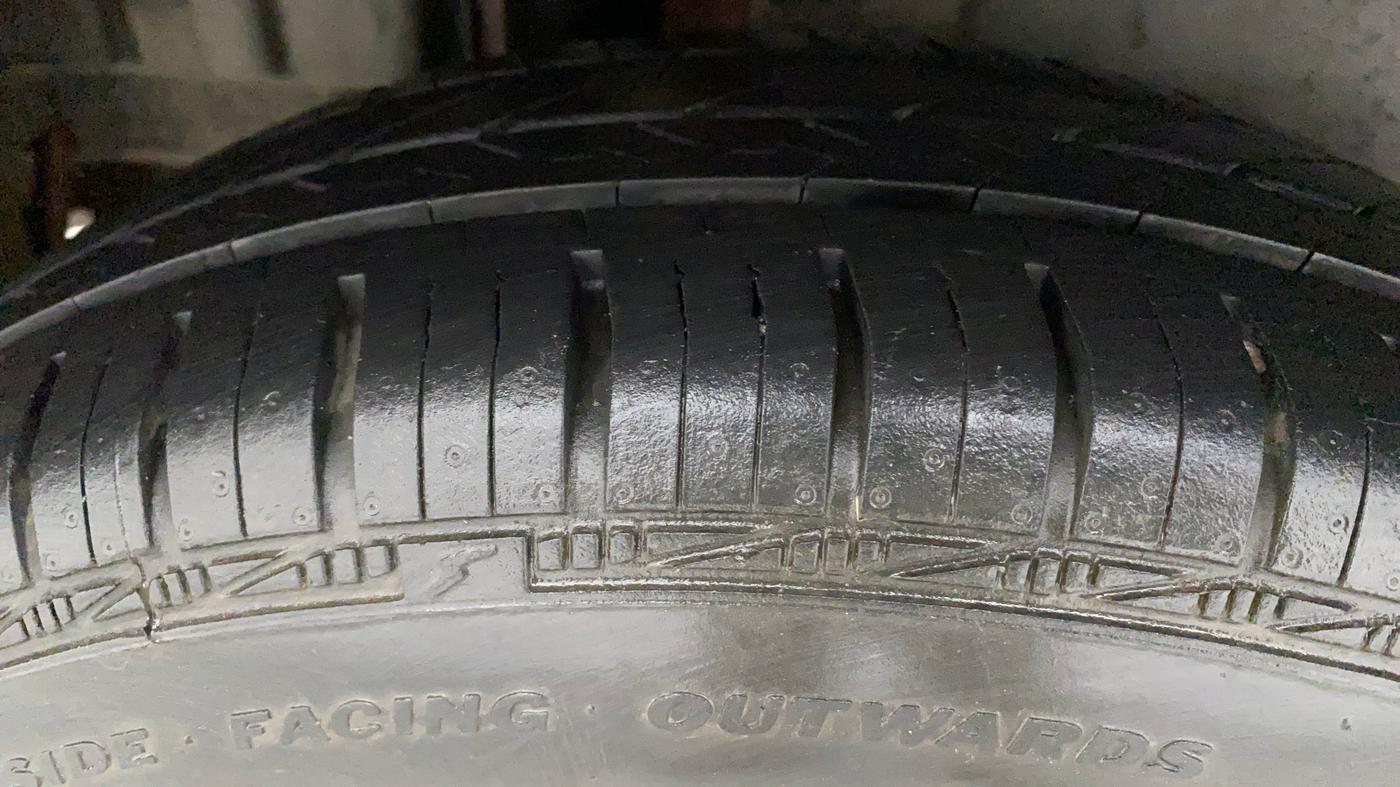 2013 Maruti Swift VXI, Petrol, Manual, 61,817 km, Right Rear Tyre Tread