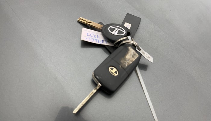 2021 Tata NEXON XMA SUNROOF PETROL, Petrol, Automatic, 86,573 km, Key Close Up