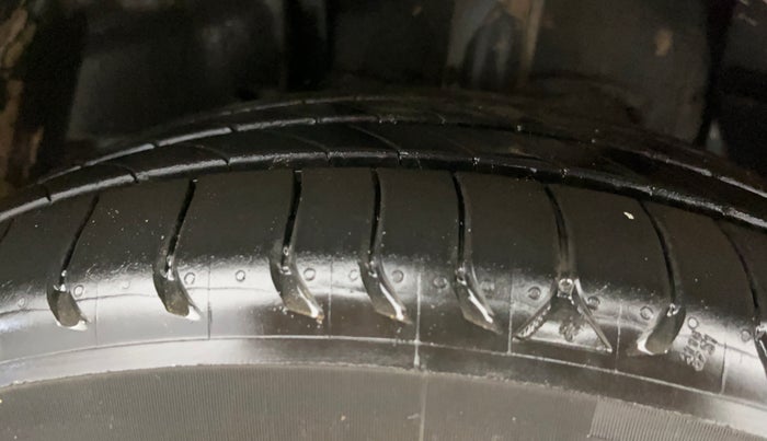 2021 Tata NEXON XMA SUNROOF PETROL, Petrol, Automatic, 86,573 km, Left Front Tyre Tread