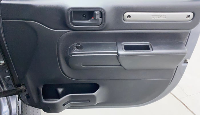 2021 Mahindra Thar LX PETROL HT 4WD AT, Petrol, Automatic, 41,175 km, Driver Side Door Panels Control