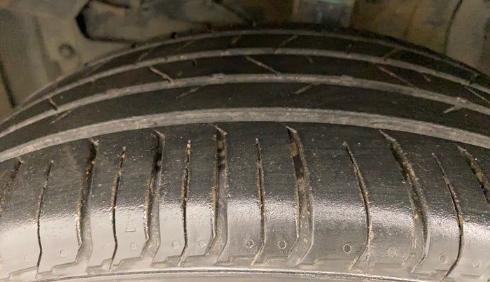2016 Maruti Vitara Brezza ZDI PLUS DUAL TONE, Diesel, Manual, 1,07,751 km, Left Front Tyre Tread