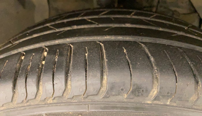 2016 Maruti Vitara Brezza ZDI PLUS DUAL TONE, Diesel, Manual, 1,07,751 km, Right Front Tyre Tread