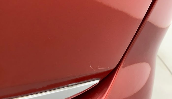 2016 Maruti Vitara Brezza ZDI PLUS DUAL TONE, Diesel, Manual, 1,07,751 km, Dicky (Boot door) - Minor scratches