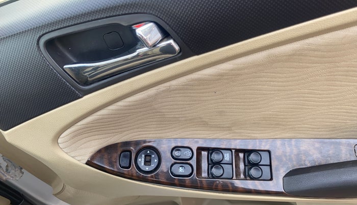 2013 Hyundai Verna FLUIDIC 1.6 VTVT SX, Petrol, Manual, 70,493 km, Driver Side Door Panels Control