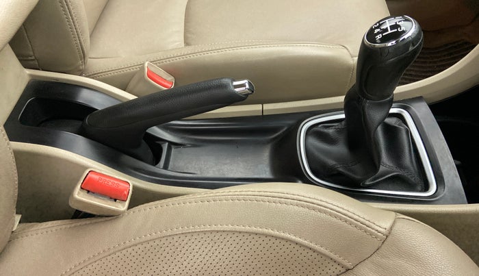 2015 Maruti Ciaz ZXI+, Petrol, Manual, 1,13,815 km, Gear Lever