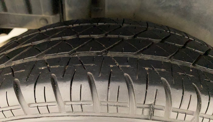 2015 Maruti Swift VXI, Petrol, Manual, 33,523 km, Right Rear Tyre Tread
