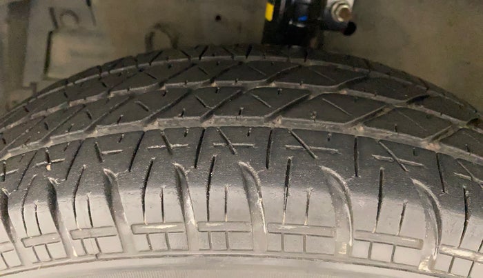 2015 Maruti Swift VXI, Petrol, Manual, 33,523 km, Left Front Tyre Tread
