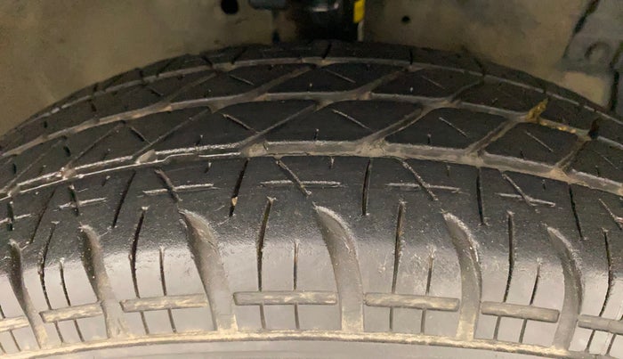 2015 Maruti Swift VXI, Petrol, Manual, 33,523 km, Right Front Tyre Tread