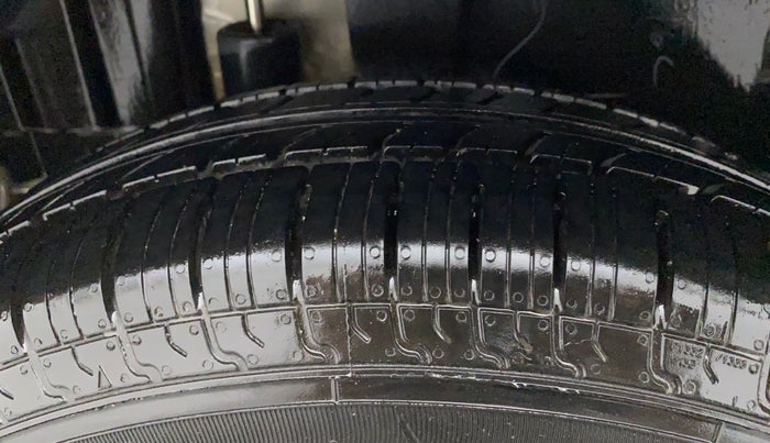 2013 Maruti Swift VXI, Petrol, Manual, 43,415 km, Right Rear Tyre Tread