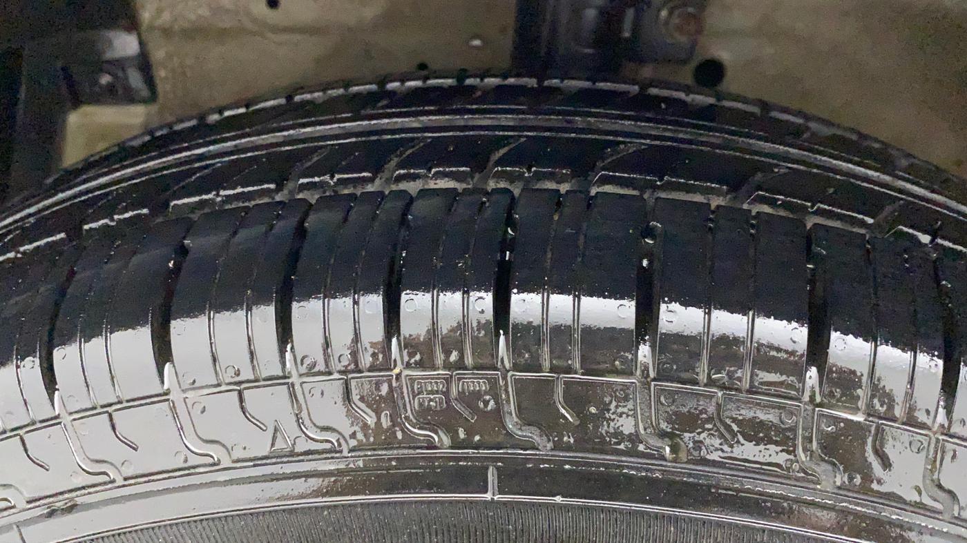 2013 Maruti Swift VXI, Petrol, Manual, 43,415 km, Left Front Tyre Tread