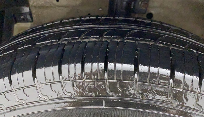 2013 Maruti Swift VXI, Petrol, Manual, 43,415 km, Left Front Tyre Tread