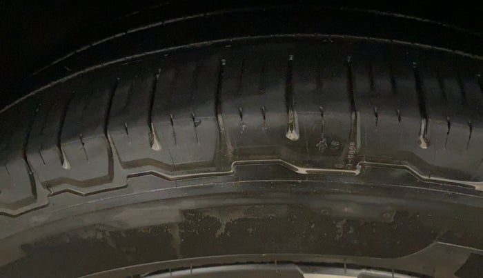 2023 Mahindra XUV700 AX 7 LUXURY D AWD AT 7 STR, Diesel, Automatic, 76,365 km, Left Front Tyre Tread