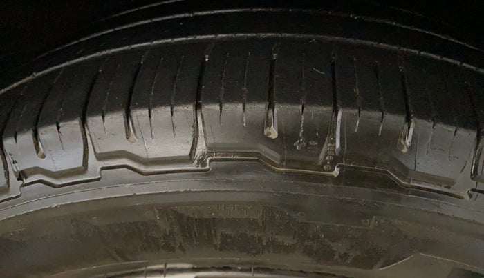 2023 Mahindra XUV700 AX 7 LUXURY D AWD AT 7 STR, Diesel, Automatic, 76,365 km, Right Front Tyre Tread