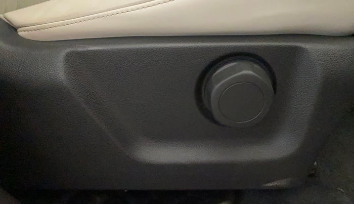 2023 Mahindra XUV700 AX 7 LUXURY D AWD AT 7 STR, Diesel, Automatic, 76,365 km, Driver Side Adjustment Panel