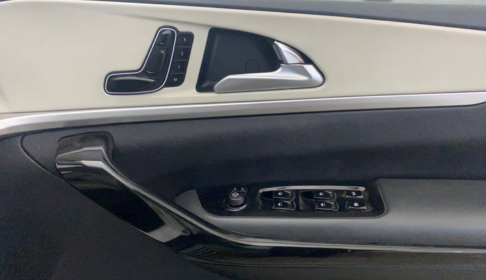 2023 Mahindra XUV700 AX 7 LUXURY D AWD AT 7 STR, Diesel, Automatic, 76,365 km, Driver Side Door Panels Control