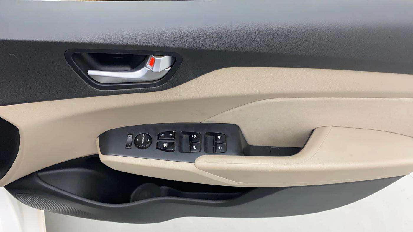 2018 Hyundai Verna 1.4 EX PETROL, Petrol, Manual, 70,838 km, Driver Side Door Panels Control