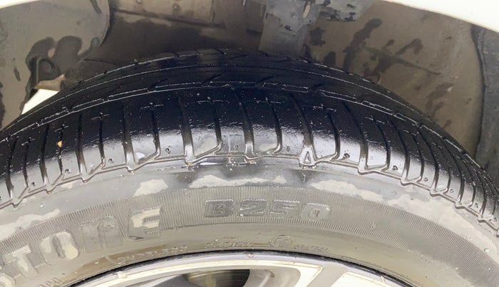 2021 Hyundai AURA SX 1.2, Petrol, Manual, 74,307 km, Left Front Tyre Tread