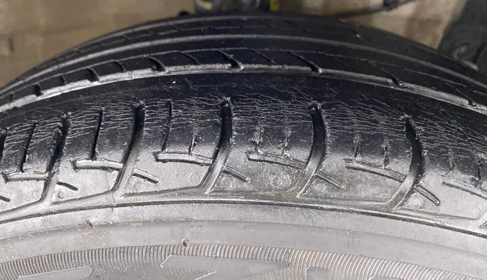 2017 Maruti Ertiga VXI ABS, Petrol, Manual, 38,752 km, Right Rear Tyre Tread