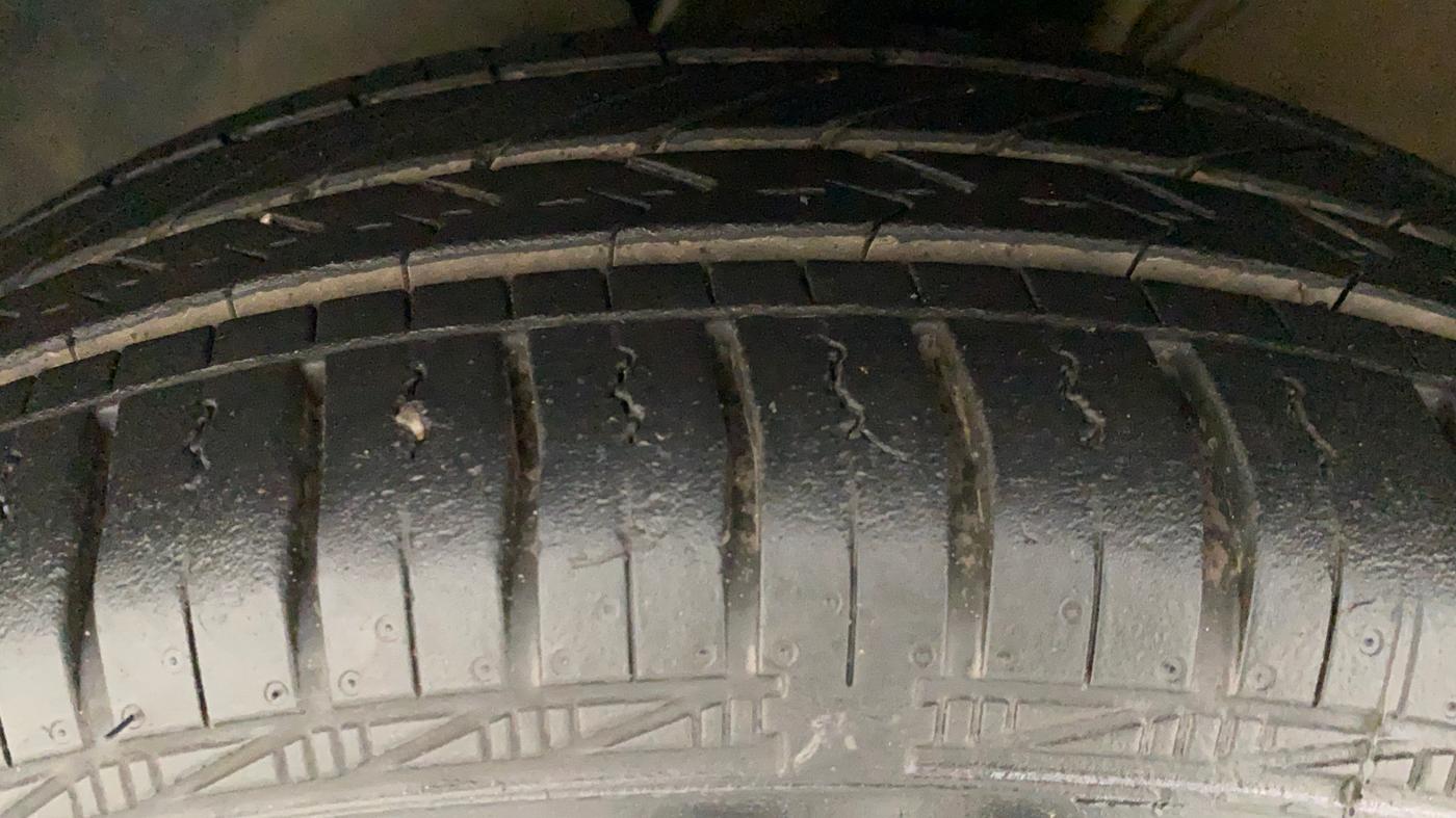 2017 Volkswagen Ameo TRENDLINE 1.5L, Diesel, Manual, 1,03,568 km, Left Front Tyre Tread
