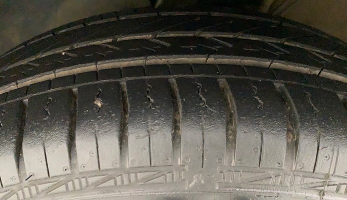 2017 Volkswagen Ameo TRENDLINE 1.5L, Diesel, Manual, 1,03,568 km, Left Front Tyre Tread