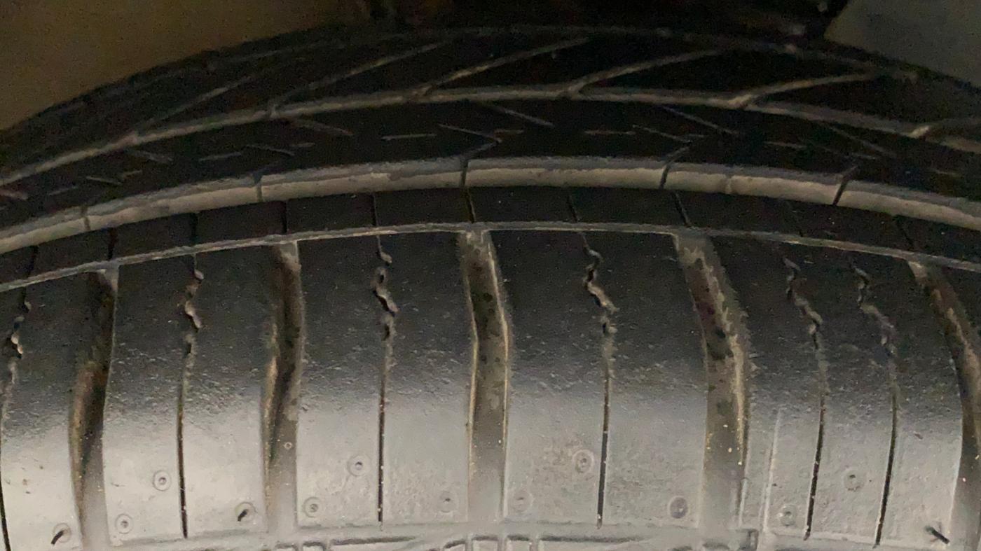 2017 Volkswagen Ameo TRENDLINE 1.5L, Diesel, Manual, 1,03,568 km, Right Front Tyre Tread