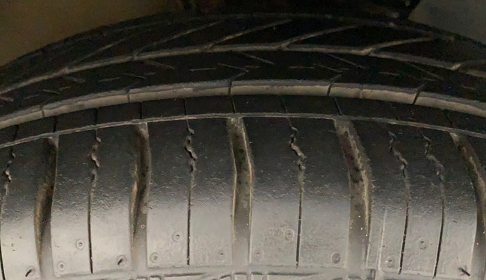 2017 Volkswagen Ameo TRENDLINE 1.5L, Diesel, Manual, 1,03,568 km, Right Front Tyre Tread