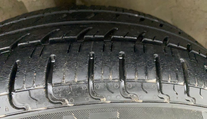 2013 Maruti Wagon R 1.0 VXI, Petrol, Manual, 62,153 km, Left Front Tyre Tread