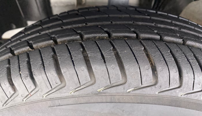 2017 Renault Kwid RXL, Petrol, Manual, 15,227 km, Left Front Tyre Tread