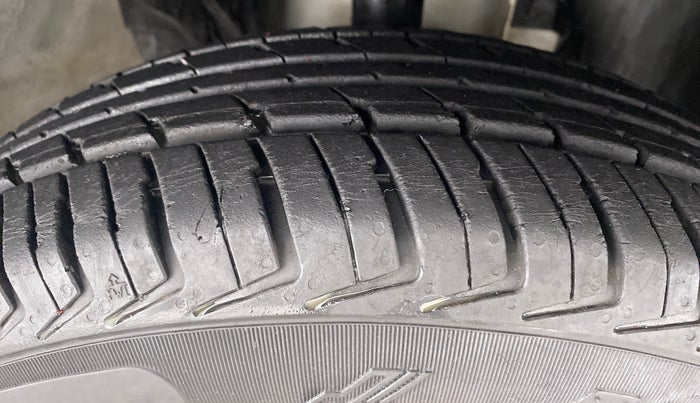 2017 Renault Kwid RXL, Petrol, Manual, 15,227 km, Right Front Tyre Tread