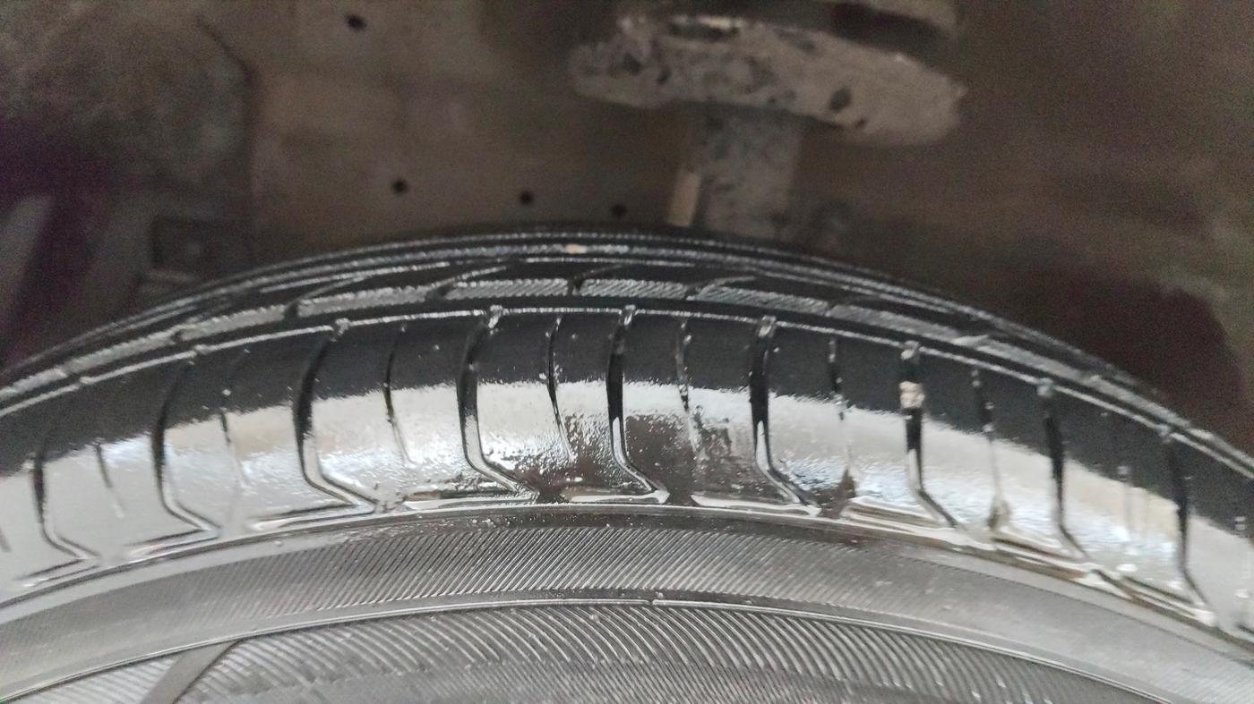 2015 Maruti Swift VXI, Petrol, Manual, 57,785 km, Left Front Tyre Tread