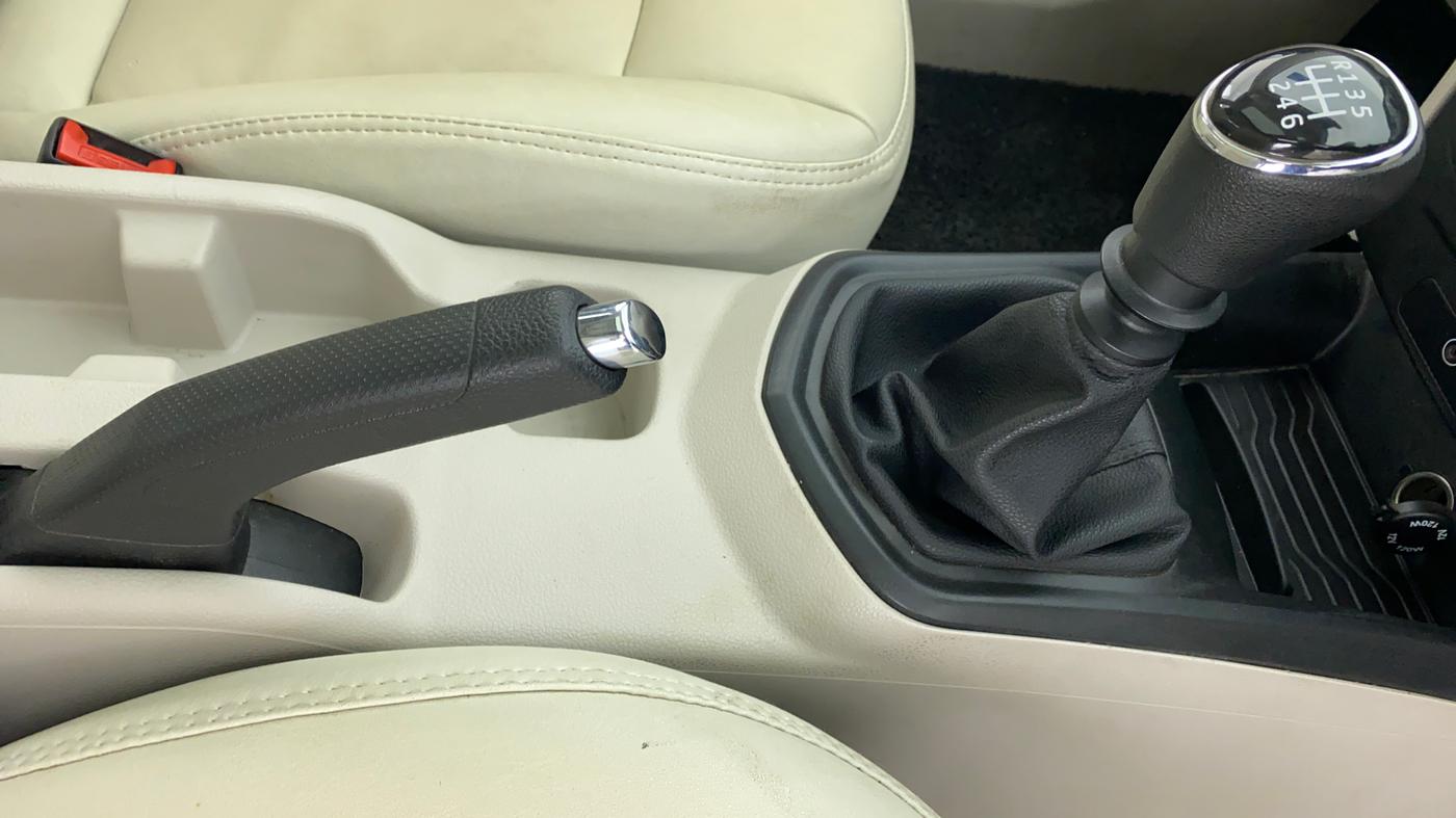 2021 Mahindra XUV300 1.2 W6 MT, Petrol, Manual, 9,135 km, Gear Lever